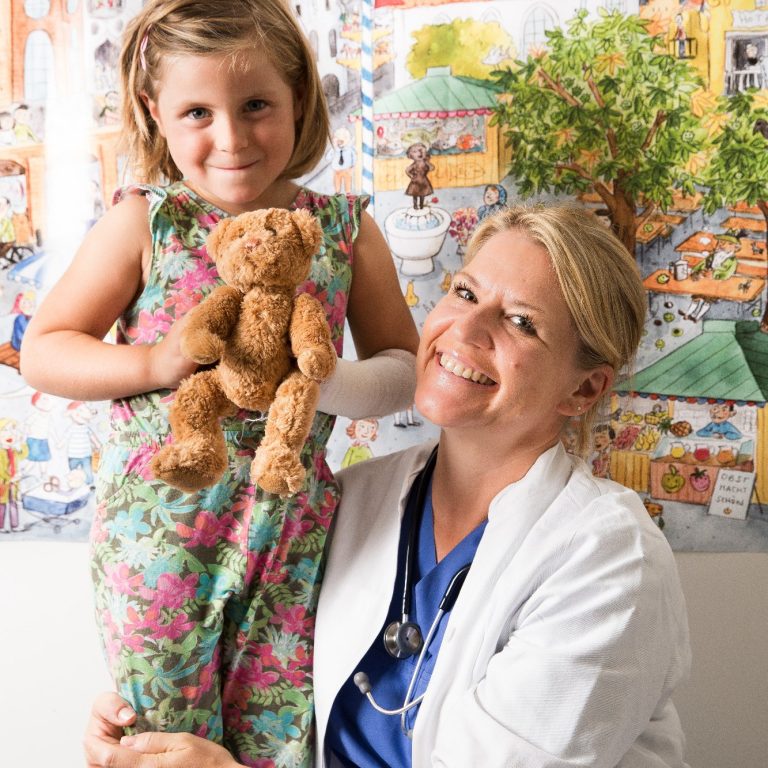Unsere Ärzte Dr. Winfried Max Baumann (links) und Dr. Stephanie Singer (rechts)